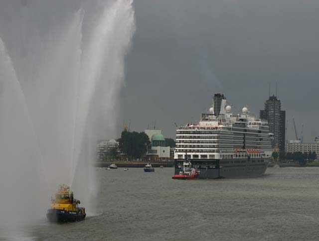 Cruiseschip ms Eurodam van de Holland America Line aan de Cruise Terminal Rotterdam